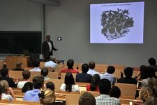 Prof. Matthias Epple hält seinen Vortrag