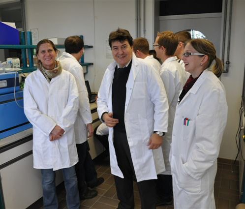 Prof. Boccaccini und Dipl.-Ing. Sigrid Seuß und Dr. Helga Hornberger im Labor