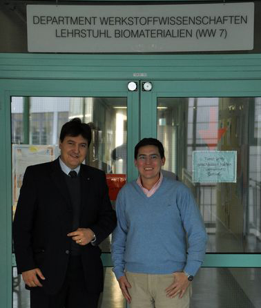 Prof. Boccaccini und Dr. Alejandro Gorustovich vor dem Lehrstuhl