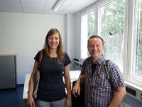 Alina Grünewald und Dr. Rainer Detsch in den neuen Räumen