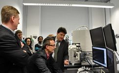 Prof. A. R. Boccaccini und Prof. D. W. Schubert beim neue Rasterelektronenmikroskop (REM)