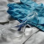 Persönliche Schutzausrüstung für sicheres Arbeiten im Labor