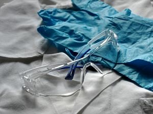 Persönliche Schutzausrüstung für sicheres Arbeiten im Labor