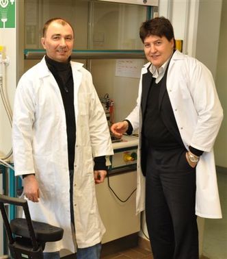 Dr. Tomasz Moskalewicz besucht unseren Lehrstuhl. Im Bild mit Prof. Boccaccini im Labor