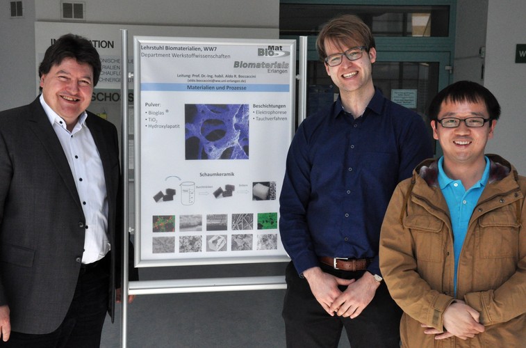 Auf dem Foto Prof. Boccaccini mit Herrn F. Kotz (KIT) und Dr. Kai Zheng (Institut für Biomaterialien)
