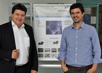 Professor Boccaccini zusammen mit Professor Jose Antonio Sanz-Herrera, vor einem Poster über bioaktive Gläser.