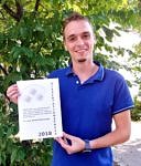 Dr. Harald Unterweger mit einer Bescheinigung für seinen Dissertationspreis.