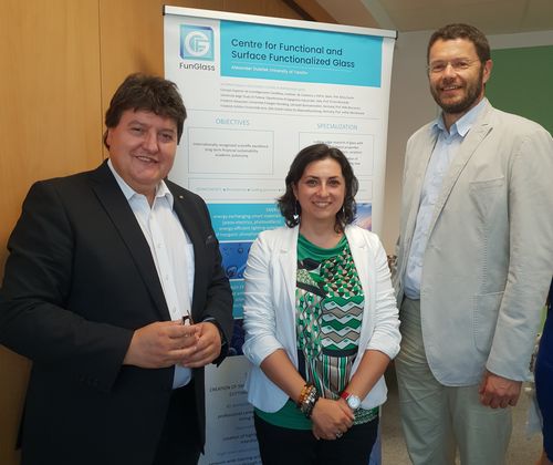 Prof. Boccaccini zusammen mit Dr. Liverani und Prof. Galusek, vor einem Poster des FunGlass Projekts während des Reviewing Treffens.