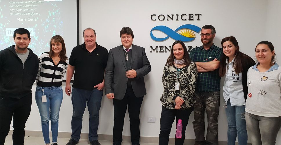 Dr. Bustos und Mitarbeiter aus seiner Forschungsgruppe zusammen mit Prof. Boccaccini an der National University of Cuyo in Mendoza, Argentinien.