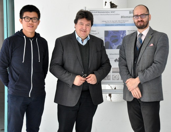 Gruppenfoto von Fangtong Xie, Prof. Boccaccini und Dr. Emanuel Ionescu beim Treffen zur Zusammenarbeit des DFG Projekts über bioaktive Gläser.