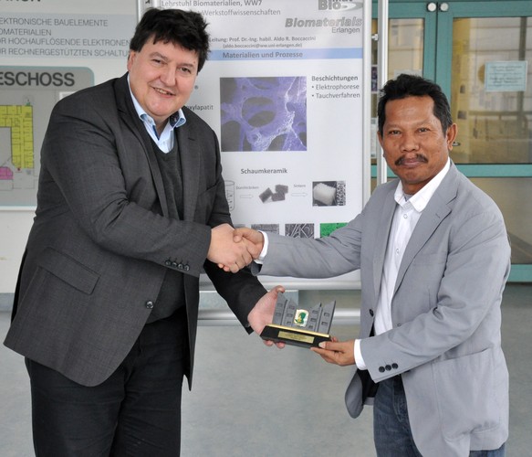 Prof. Dr. Eng. Gunawarman zusammen mit Prof. Boccaccini bei seinem Besuch am Lehrstuhl Biomaterialien.