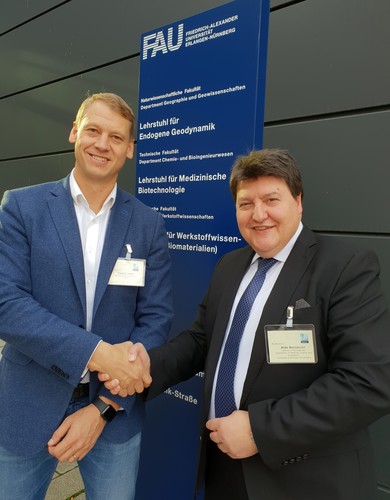 Dr. Fredrik Olilla, Geschäftsführer von BonAlive Biomaterials Ltd., zusammen mit Prof. Boccaccini, während seinem Besuch am Lehrstuhl Biomaterialien.