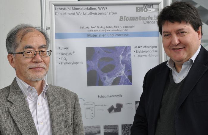 Prof. Dr. Yasushige Mori, Institut für Chemieingenieurwesen und Materialwissenschaften, Doshisha Universität, Kyoto, Japan, mit Prof. Aldo R. Boccaccini