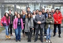 Prof. Boccaccini mit unseren internationalen Gästen vor dem Eingang des Gebäudes der Werkstoffwissenschaften im Januar 2019.