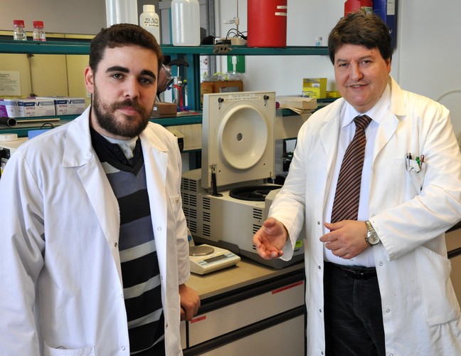 Doktorand Eugeni Cañas, zusammen mit Prof. Boccaccini im Labor.