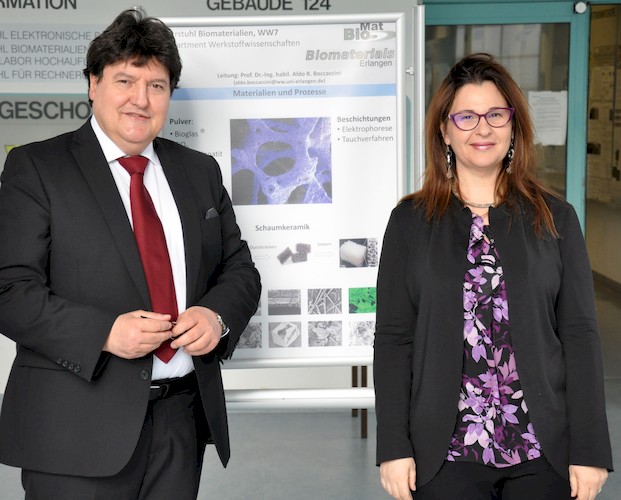 Prof. Boccaccini zusammen mit Prof. Chiara Vitale-Brovarone bei deren Besuch am Lehrstuhl Biomaterialien.