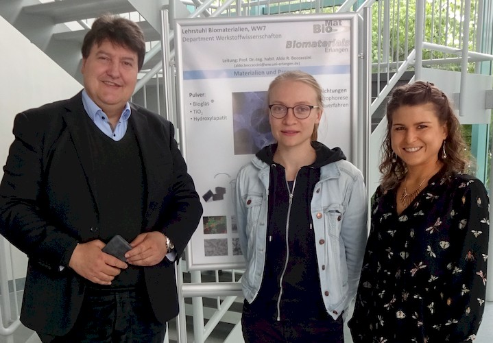 Prof. Boccaccini zusmmen mit Alina Weizel und Dr. Budday bei deren Besuch am Lehrstuhl Biomaterialien.