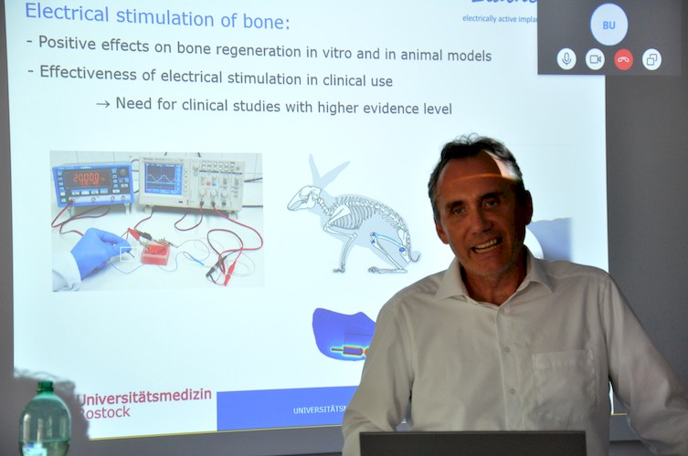 Prof. Bader beim Vortrag