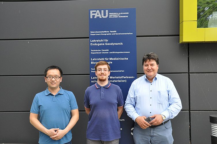 Lorenzo Esposti, Dr. Kai Zheng und Prof. Boccaccini vor dem Eingang des Gebäudes in der Ulrich-Schalk-Straße..