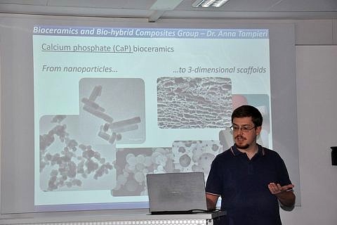 Lorenzo Esposti während seines Vortrags am Lehrstuhl Biomaterialien.