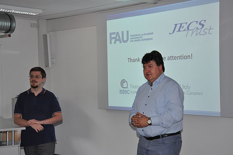 Prof. Boccaccini eröffnet das Seminar für den Vortrag von Lorenzo am Lehrstuhl Biomaterialien.