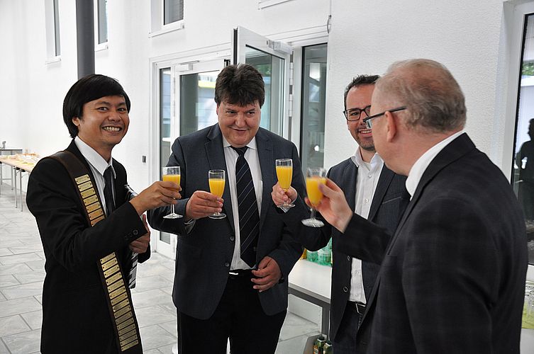 Supachai Reakasame zusammen mit seinem Prüfungskomitee nach seiner erfolgreichen Doktorarbeitsverteidigung.