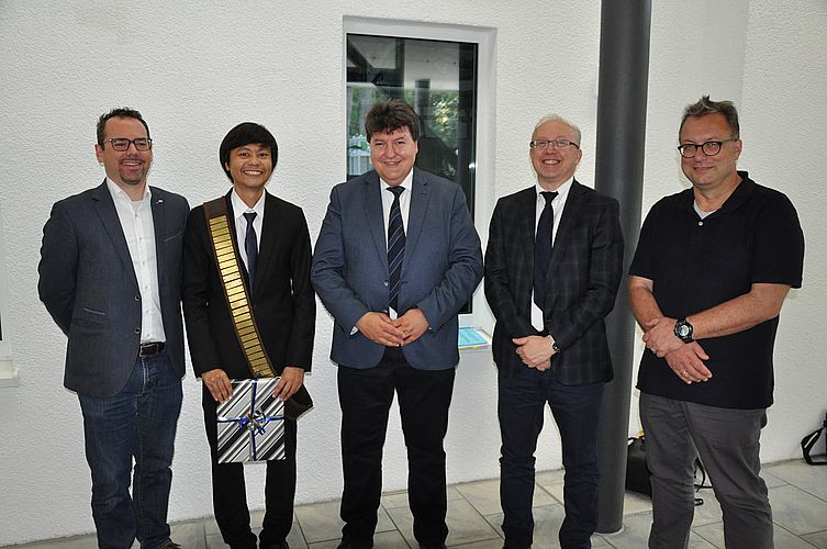 Supachai Reakasame zusammen mit seinem Prüfungskomitee nach seiner erfolgreichen Doktorarbeitsverteidigung.