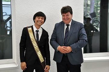 Supachai Reakasame zusammen mit Prof. Boccaccini nach seiner erfolgreichen Doktorarbeitsverteidigung.