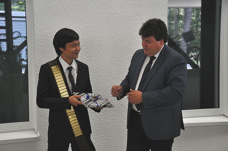 Supachai Reakasame zusammen mit Prof. Boccaccini nach seiner erfolgreichen Doktorarbeitsverteidigung.