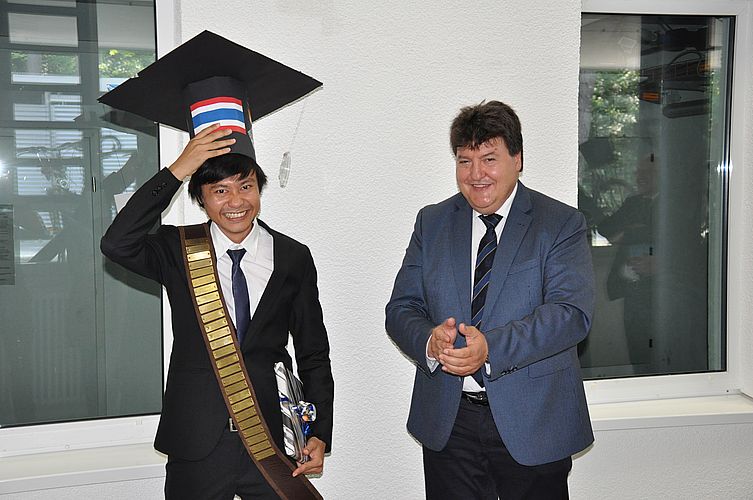 Supachai Reakasame zusammen mit Prof. Boccaccini nach seiner erfolgreichen Doktorarbeitsverteidigung.