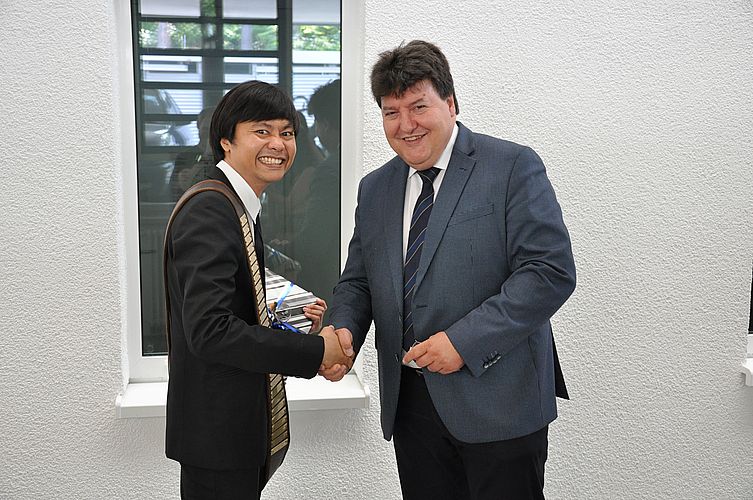 Supachai Reakasame zusammen mit Prof. Boccaccini nach seiner erfolgreichen Doktorarbeitsverteidigung.