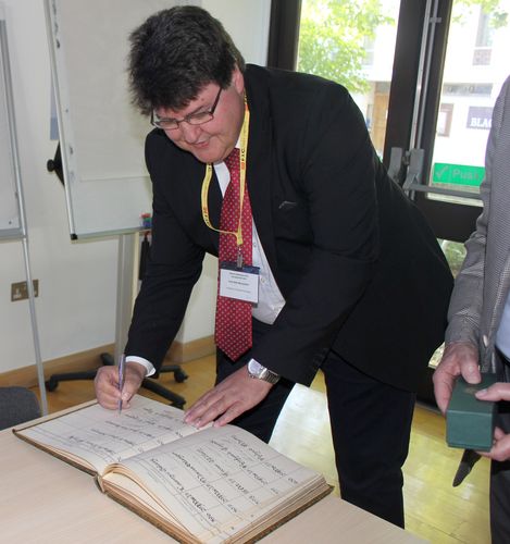 Prof. Boccaccini beim Eintragen ins Buch der Fellows
