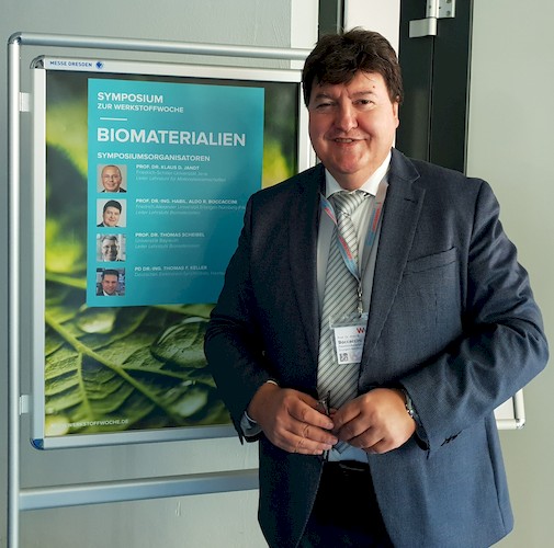 Prof. Boccaccini vor dem Poster des Symposiums Biomaterialien.