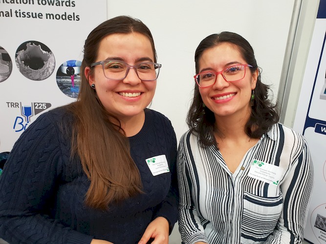 Laura Ramos und Marcela Ospina bei der Langen Nacht der Wissenschaft.