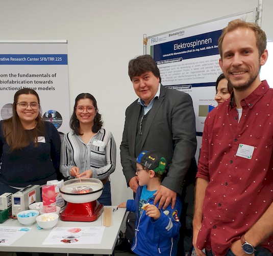 Prof. Boccaccini zusammen mit einigen PhD Studenten bei der Langen Nacht der Wissenschaft 2019.