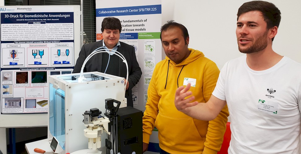 Prof. Boccaccini zusammen mit einigen PhD Studenten bei der Langen Nacht der Wissenschaft 2019.