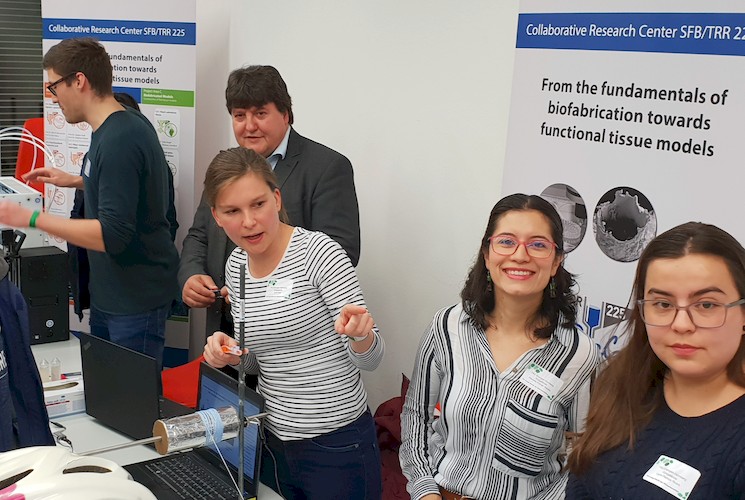 Prof. Boccaccini zusammen mit einigen PhD Studenten bei der Langen Nacht der Wissenschaft 2019.