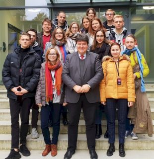 Zum Artikel "Studenten der Werkstofftechnik der Technischen Universität Warschau besuchen den Lehrstuhl Biomaterialien"