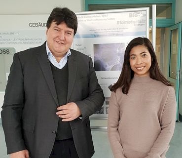 Prof. Boccaccini zusammen mit Look-Om bei deren Besuch am Lehrstuhl Biomaterialien.