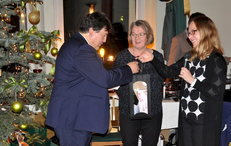 Bei der Geschenkeübergabe