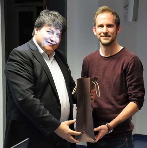 Prof. Boccaccini überreicht ein Geschenk an Florian Ruther für dessen hervorragenden Entwurf des Logos für die 10 Jahres Feier des Lehrstuhls.
