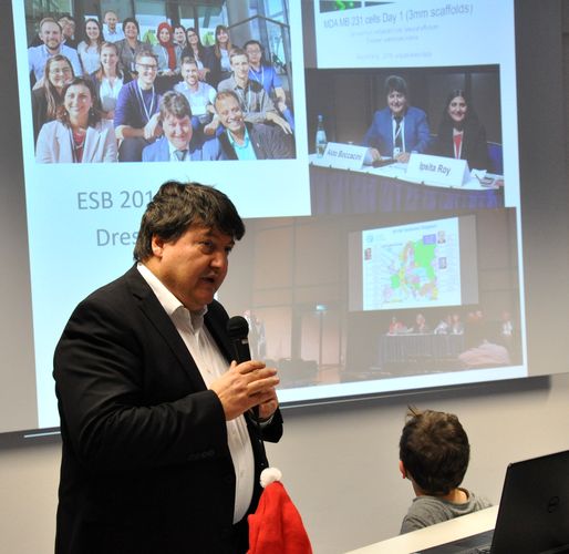 Prof. Boccaccini bei seiner Präsentation zur Weihnachtsfeier 2019.