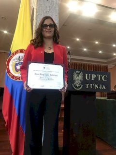 Diana Ayala nach ihrer erfolgreichen Doktorarbeitsverteidigung im Kolumbien.