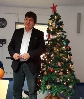 Prof. Boccaccini bei der Weihnachtsfeier des Lehrstuhls 2019.