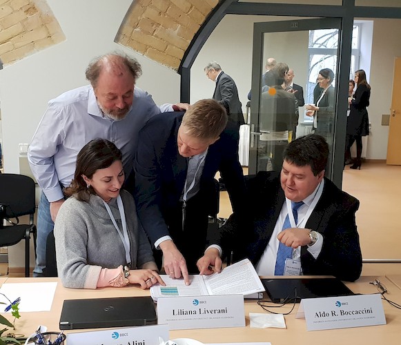 Prof. Boccaccini zusammen mit Dr. Liverani und weiteren Teilnehmern in einer Gesprächsrunde beim BBCE kick off meeting.