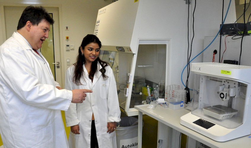 Dr. Jindal und Prof. Boccaccini im Labor