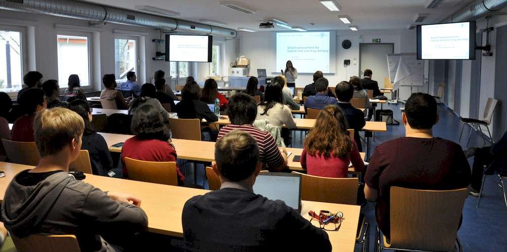 Dr. Priscila Schilrreff bei ihrem Vortrag am Lehrstuhl Biomaterialien.