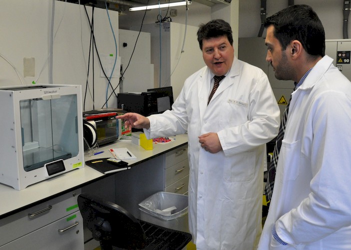 Prof. Boccaccini und Dr. Kyzas zusammen im Labor in der Ulrich-Schalk-Straße.