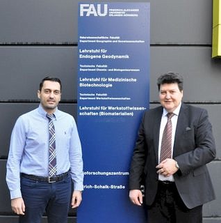 Dr. Kyzas zusammen mit Prof. Boccaccini vor dem Eingang des Lehrstuhls.