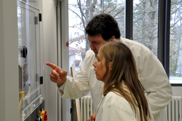 Dr. Priscila Schilrreff zusammen mit Prof. Boccaccini an der E-Spinning Anlage im Labor.